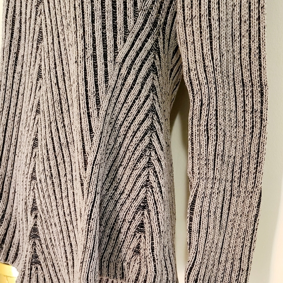 Lovely Knitted Sweater. - Picture 3 of 5